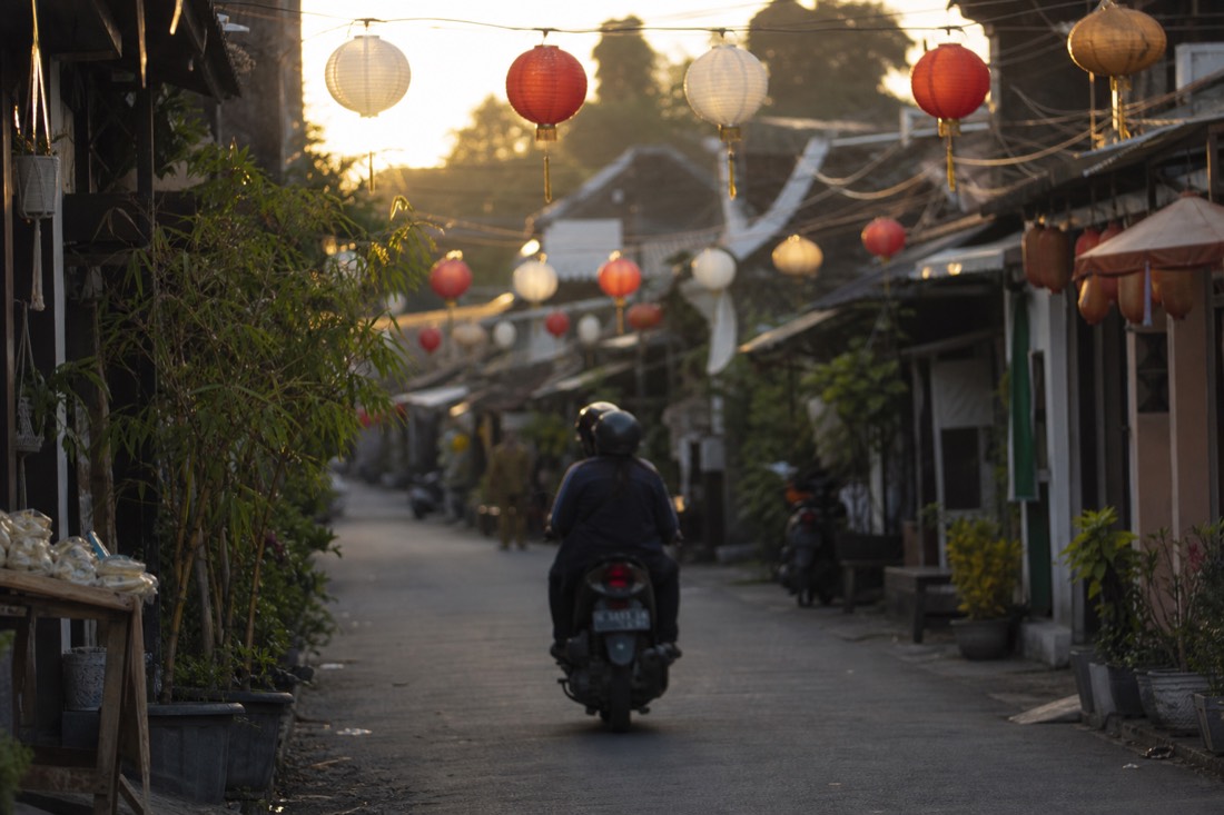 An alleyway of Yogyakarta at dusk