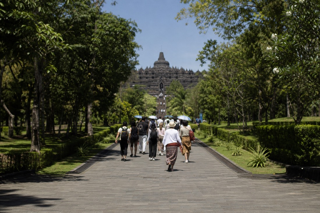 The garden approach walk toward Borobudur temple